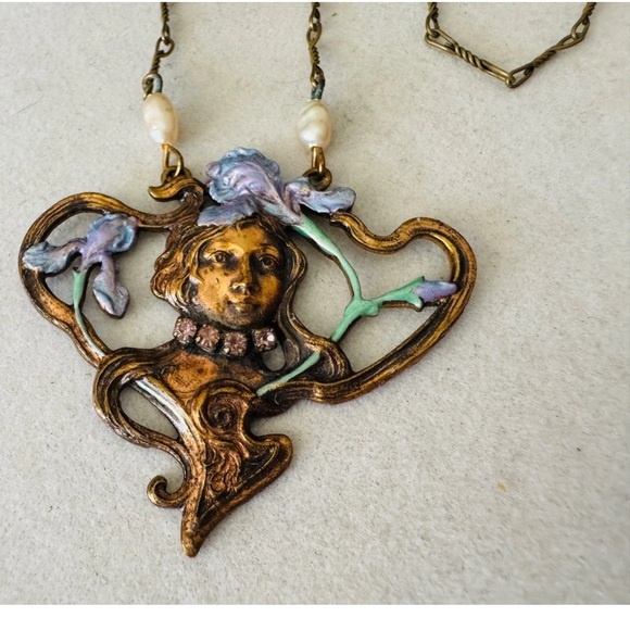 Vintage PIDIDDLY LINKS Art
Nouveau Style Woman Iris Flowers
Pendant Necklace 18" - Picture 4 of 11